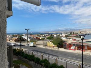 einen Balkon mit Blick auf eine Stadt und eine Straße in der Unterkunft Departamentos Caldera Suites in Caldera