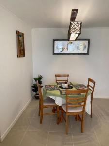 - une salle à manger avec une table et des chaises dans l'établissement Departamentos Caldera Suites, à Caldera