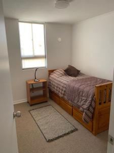 sypialnia z łóżkiem i oknem w obiekcie Departamentos Caldera Suites w mieście Caldera