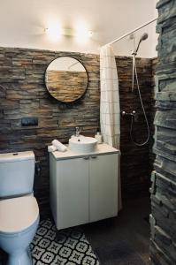 サン・アントニオ・ベイにあるOcean Suitesのバスルーム(トイレ、洗面台、鏡付)