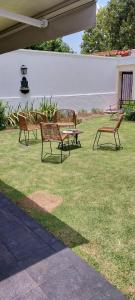 萨尔塔Los Aceres的坐在院子的草地上,有三个长椅