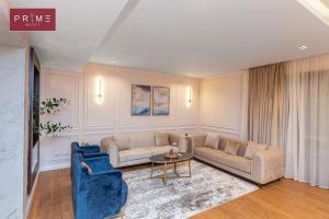 A seating area at Prime Select West Sodic