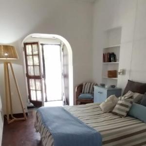 Un dormitorio con una cama y una habitación con ventana. en Los Aceres, en Salta