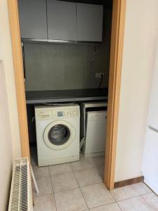 uma lavandaria com uma máquina de lavar roupa e uma máquina de lavar roupa em Superbe appartement lumineux et spacieux em Antuérpia