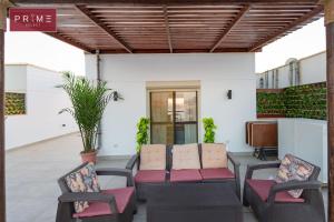 A seating area at Prime Select West Sodic