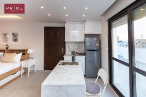 A kitchen or kitchenette at Prime Select West Sodic