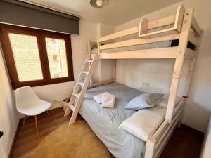 1 dormitorio con litera y escalera en Fantástico apartamento con vistas en Esterri, en Esterri d'Àneu