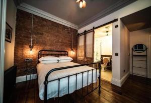 Ліжко або ліжка в номері The Palm