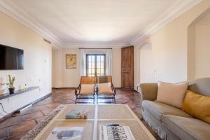 uma sala de estar com um sofá e uma mesa em Villa Melenchin em Málaga