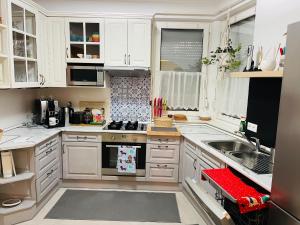 Kuchyňa alebo kuchynka v ubytovaní Klebi’s apartmanház