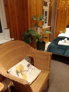 una habitación con una silla de mimbre con una toalla. en Pilgrims of the Goddess, en Glastonbury