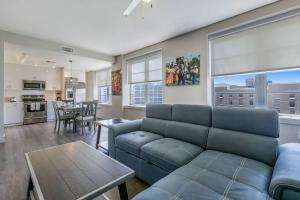 Et opholdsområde på Stylish Condo with Game Room in New Orleans