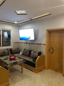 sala de estar con sofá y TV de pantalla plana en Luxurious house in Morocco overlooking the Mediterranean Sea, 