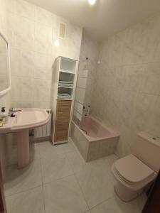 阿爾法羅的住宿－Apartamento Centro Ciudad，浴室配有盥洗盆、卫生间和浴缸。