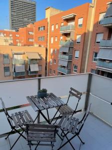 2 Stühle auf dem Balkon in der Unterkunft NEW! Amazing 2 bedroom apartment in Rambla del Poblenou in Barcelona