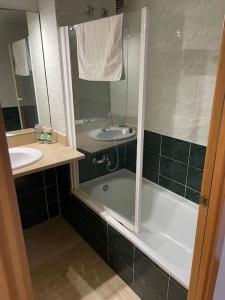 y baño con ducha, lavabo y bañera. en NEW! Amazing 2 bedroom apartment in Rambla del Poblenou, en Barcelona
