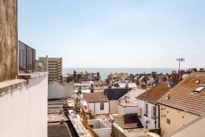 vistas a la ciudad desde el techo de un edificio en Roof garden house, en Brighton & Hove