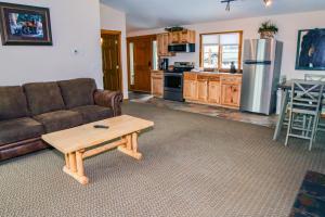 ein Wohnzimmer mit einem Sofa und einem Couchtisch in der Unterkunft Rocky Mountain Retreat 1B by Rocky Mountain Resorts in Estes Park