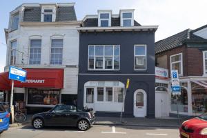 um carro preto estacionado em frente a um edifício em Four Star Apartments - Badhuisstraat 6 em Scheveningen