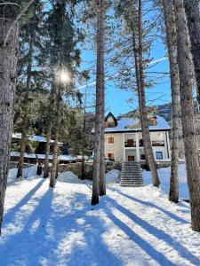 dom w lesie w śniegu w obiekcie Mountain house Korab Trnica w mieście Trnica