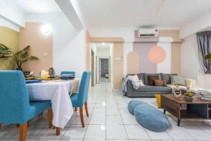 uma sala de estar com um sofá e uma mesa em Kelana Puteri by JustStay 7mins walking to Paradigm Mall em Petaling Jaya