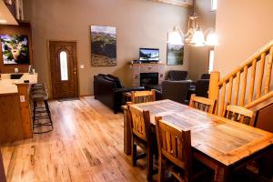 sala de estar con mesa de madera y comedor en Virginia Home by Rocky Mountain Resorts- #3106, en Estes Park