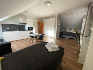 una cucina e un soggiorno con tavolo in una camera di Zur Waldlust a Francoforte sul Meno