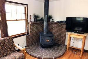 sala de estar con chimenea y fogones en Stonehaven Home by Rocky Mountain Resorts- #3384, en Estes Park