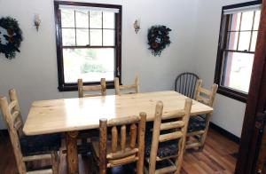 una mesa de madera y sillas en un comedor en Stonehaven Home by Rocky Mountain Resorts- #3384, en Estes Park