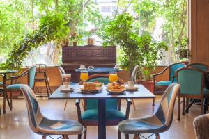 a table with food and drinks in a restaurant at HOTEL EL DORADO in Concepción