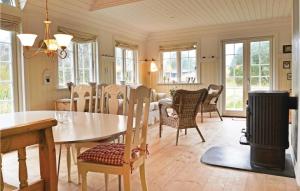 a dining room with a table and chairs at Awesome Home In Fan With 1 Bedrooms in Sønderho