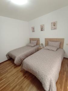 dos camas sentadas una al lado de la otra en un dormitorio en Apartamento Centro Ciudad, en Alfaro