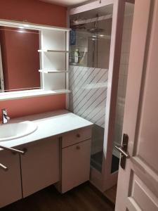 a bathroom with a white sink and a shower at Maison Rez de Jardin intégral entre Disney & Paris in Chelles +14 photos