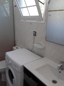 a bathroom with a toilet and a sink and a mirror at Très BEAU BUNGALOW,JARDIN TROPICAL, RENOVATION ETE 2020 in Playa del Ingles