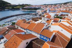 eine Luftansicht einer Stadt mit Booten im Wasser in der Unterkunft Cantinho do Cantagalo in Angra do Heroísmo