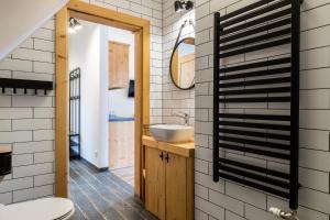 Kúpeľňa v ubytovaní udanypobyt Apartamenty Krzeptówki Potok + 37 fotografií