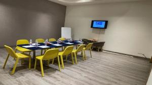 une salle de conférence avec une grande table et des chaises jaunes dans l'établissement Holiday Inn Express Hyderabad HITEC City, an IHG Hotel, à Hyderabad