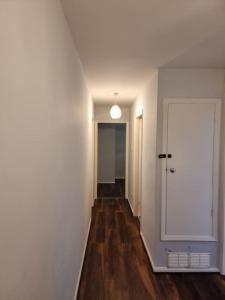 una habitación vacía con un pasillo con una puerta blanca en Cosy 3 bed Apt/contractors/families/free parking, en Birmingham