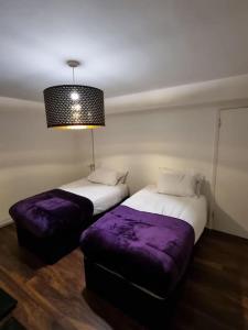 two beds sitting next to each other in a room at Cosy 3 bed Apt/contractors/families/free parking in Birmingham