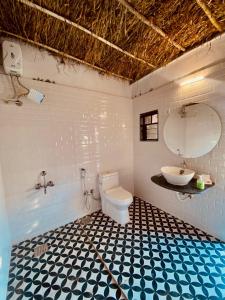羅納瓦拉的住宿－ROOM with PRIVATE POOL BY CANVAS VILLA LONAVLA，一间带卫生间、水槽和镜子的浴室