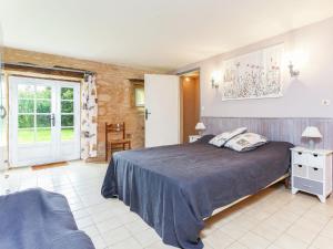 Villefranche-du-PérigordにあるSerene Holiday Home in Besse with Swimming Poolのベッドルーム1室(大型ベッド1台、青い毛布付)