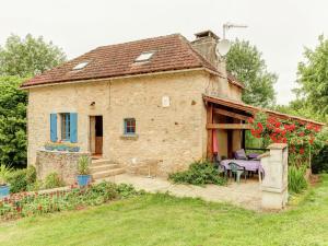 Villefranche-du-PérigordにあるSerene Holiday Home in Besse with Swimming Poolの古い石造りの家(テーブルと椅子付)