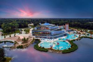 Villa Riviera Near Disneyland Paris في شيسي: اطلالة جوية على منتجع مع مسبح
