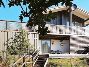 Søndeledにある8 person holiday home in Søndeled-By Traumの階段を上った家