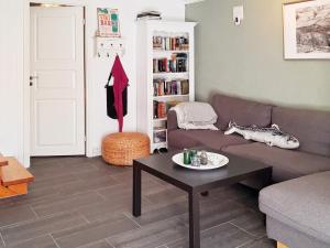 Søndeledにある8 person holiday home in Søndeled-By Traumのソファとテーブルのあるリビングルーム