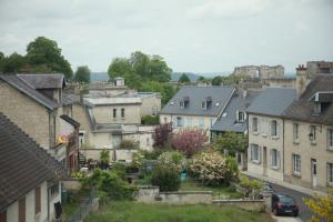 vista su una città con case e un castello di LOGIS HOTEL BELLEVUE RESTAURANT LA POMME d'OR a Coucy-le-Château-Auffrique