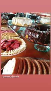 大普拉亞的住宿－Chalés Alvorada，餐桌上摆放着各种蛋糕和甜点
