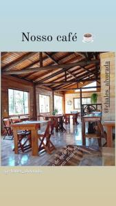 大普拉亞的住宿－Chalés Alvorada，一间设有木桌和长凳的餐厅