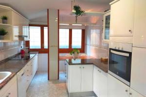 Kuchyň nebo kuchyňský kout v ubytování Amplio ático con terraza en Andorra centro
