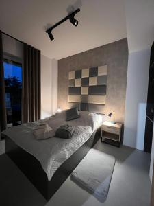 een slaapkamer met een groot bed en een raam bij Prestige 12 in Zator